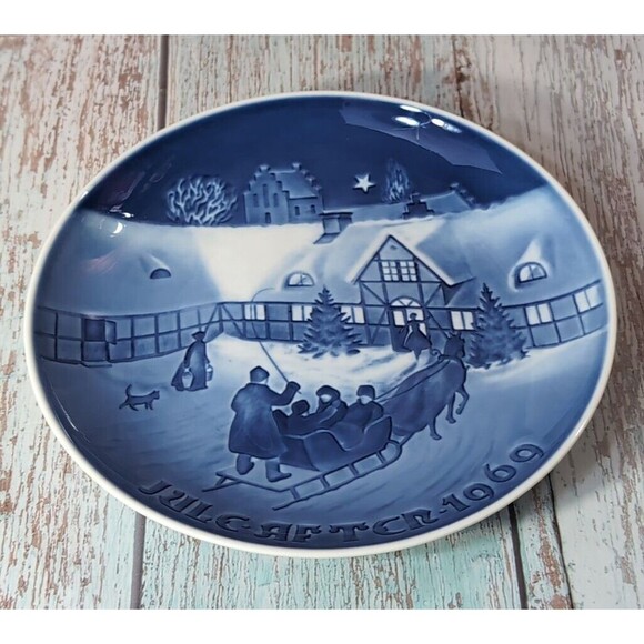 Bing & Grondahl Christmas Plate 1969  "Arrival Of Christmas Guests "  Blue/White - Picture 5 of 7